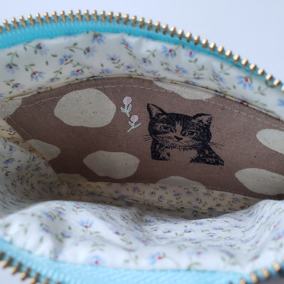 銀のメガネをかけた猫とチューリップ・ココア　ダブルファスナーミニ財布・カード入れ　ファスナー14㎝　内ポケット付き 11枚目の画像
