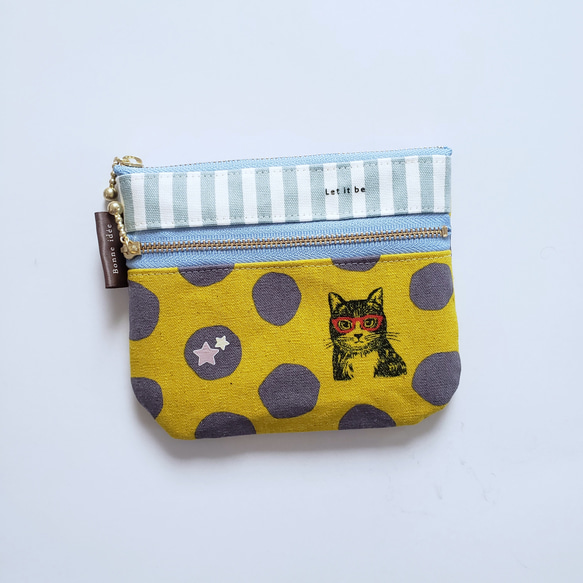 赤いメガネをかけた猫と星・からし色　ダブルファスナーミニ財布・カード入れ　ファスナー14㎝　内ポケット付き 1枚目の画像