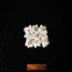 白いお花の手縫い刺繍メリノウールのショルダーバッグ　　　　ブラック　ミニバッグ　ポシェット　羊毛フェルト 2枚目の画像