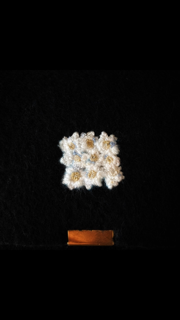 白いお花の手縫い刺繍メリノウールのショルダーバッグ　　　　ブラック　ミニバッグ　ポシェット　羊毛フェルト 2枚目の画像