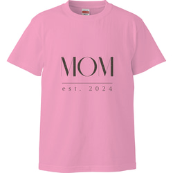 【MOM est. 2025〜1980】ママ • おかあさんのTシャツ　ピンク 3枚目の画像