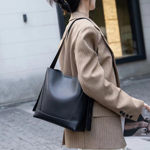OLの通勤に最適な|クラシックな本革トートバッグ|シンプルで