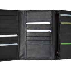 シックなブラックに包まれた、24枚のカードを収める贅沢な財布。ソフトオイルレザーが演出する、上質なスタイルと機能性の融合 2枚目の画像