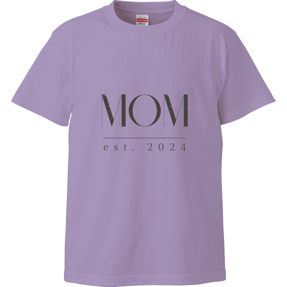 【MOM est. 2025〜1980】ママ • おかあさんのTシャツ　ライトパープル 3枚目の画像