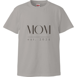【MOM est. 2025〜1980】ママ • おかあさんのTシャツ　ライトグレー 3枚目の画像