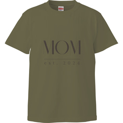 【MOM est. 2025〜1980】ママ • おかあさんのTシャツ　ライトオリーブ 3枚目の画像