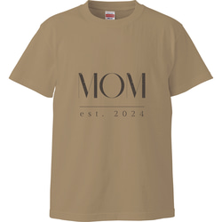 【MOM est. 2025〜1980】ママ • おかあさんのTシャツ　サンドカーキ 3枚目の画像