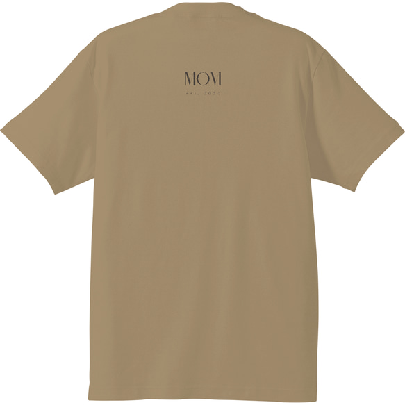 【MOM est. 2025〜1980】ママ • おかあさんのTシャツ　サンドカーキ 4枚目の画像