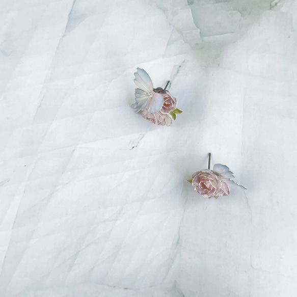 《ギフトにおすすめ》惑う蝶々　桃色薔薇　ピアス/イヤリング 7枚目の画像