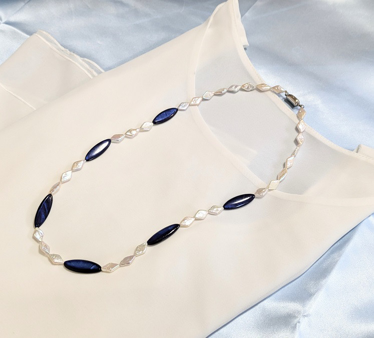 ブルーカラーシェルとパールネックレス　真っ青な海色　オフィス、お出かけ、カジュアル　プレゼント