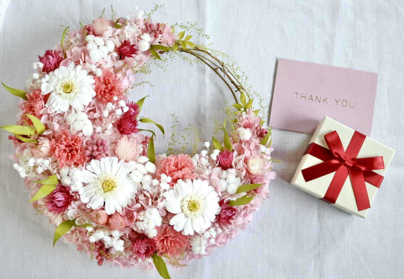 ガーベラとカーネーションの三日月リース・30㎝　プリザーブドフラワー　ピンク 10,656円