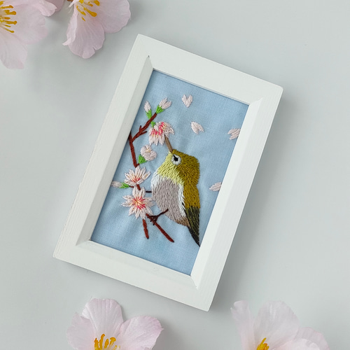 受注制作】満開の桜とメジロの刺繍フレーム 刺繍ファブリックパネル