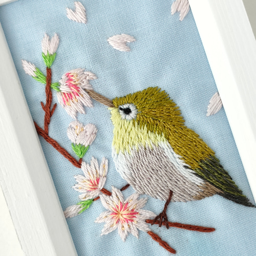 受注制作】満開の桜とメジロの刺繍フレーム 刺繍ファブリックパネル