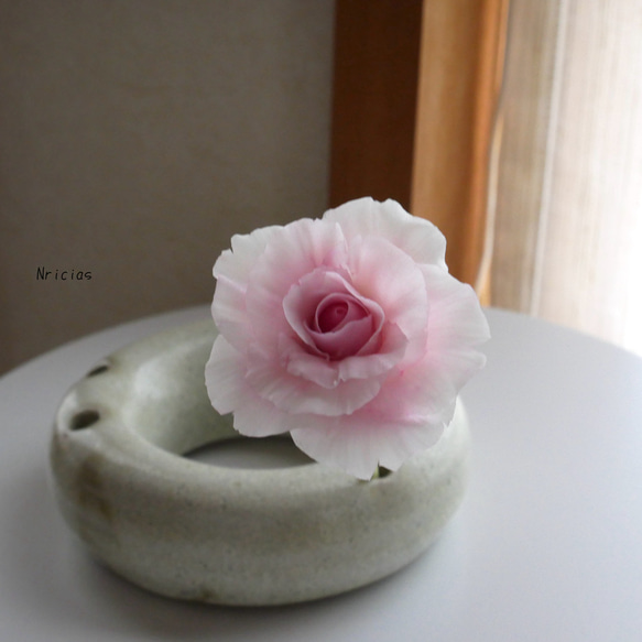 受注制作）バラ 薄いピンク 一輪 ギフトボックス対応 ✿クレイ