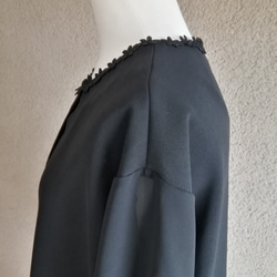 喪服 ゆったり ドロップショルダー パフスリーブ 小花レース使いタック ブラウス 《7L～10L》116300-3 12枚目の画像