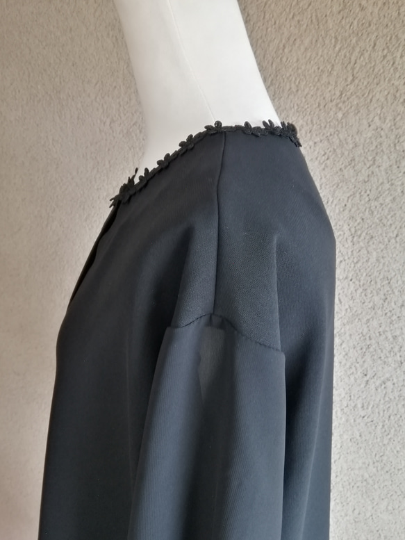 喪服 ゆったり ドロップショルダー パフスリーブ 小花レース使いタック ブラウス 《7L～10L》116300-3 12枚目の画像