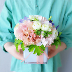 【  季節のお花のアレンジメント～まるいスタイル～ 】 母の日  受注制作  生花  プレゼント ギフト 2枚目の画像