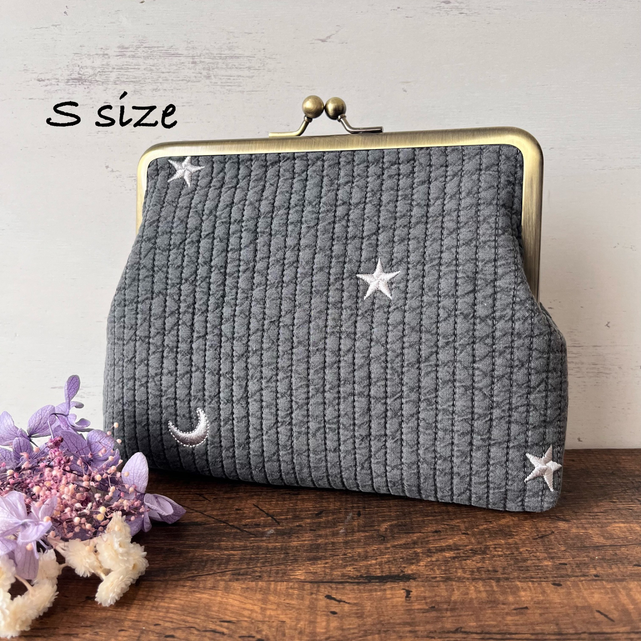 新作　Sサイズ がま口 母子手帳ケース ヌビキルト　キルティング　ダークグレー×ムーンスター A6 ポーチ 通帳ケース