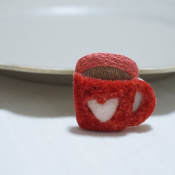 マグカップ 赤 ハート  刺繍  パンチニードル ブローチ  かわいい お洒落 ワンポイント  プレゼント 贈り物 ラッ 3枚目の画像