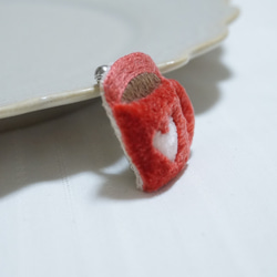 マグカップ 赤 ハート  刺繍  パンチニードル ブローチ  かわいい お洒落 ワンポイント  プレゼント 贈り物 ラッ 4枚目の画像