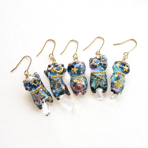 宇宙の立体猫のピアス/イヤリング レジンアクセサリ― ピアス
