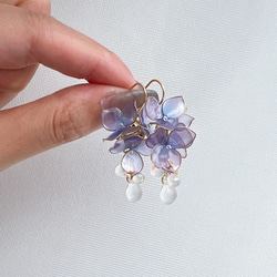 【特集掲載】水彩の紫陽花 ピアス/イヤリング ディップアート アメリカンフラワー 推し活 レジン 紫 ブライダル 14枚目の画像