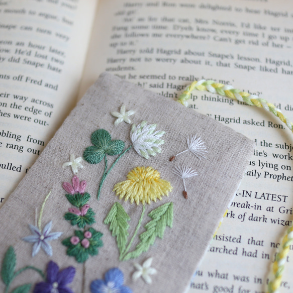 「本を開くのが楽しくなる」手刺繍のしおり（野草の花たち） 2枚目の画像