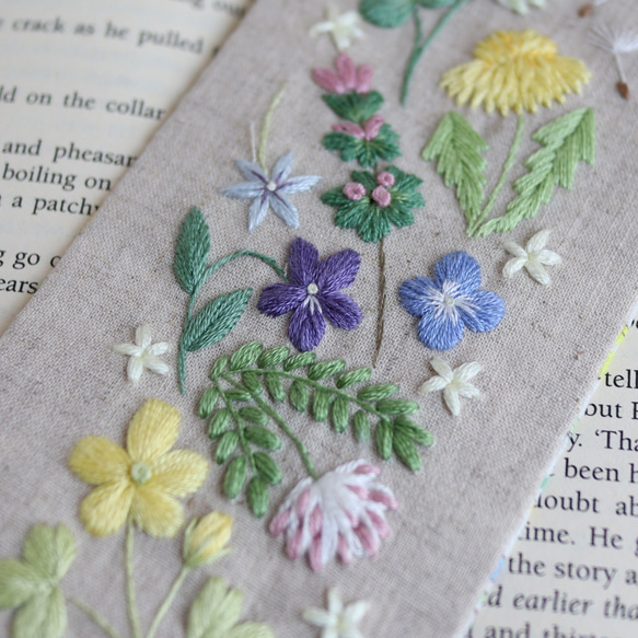 「本を開くのが楽しくなる」手刺繍のしおり（野草の花たち） 3枚目の画像