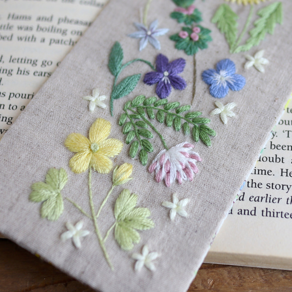 「本を開くのが楽しくなる」手刺繍のしおり（野草の花たち） 4枚目の画像