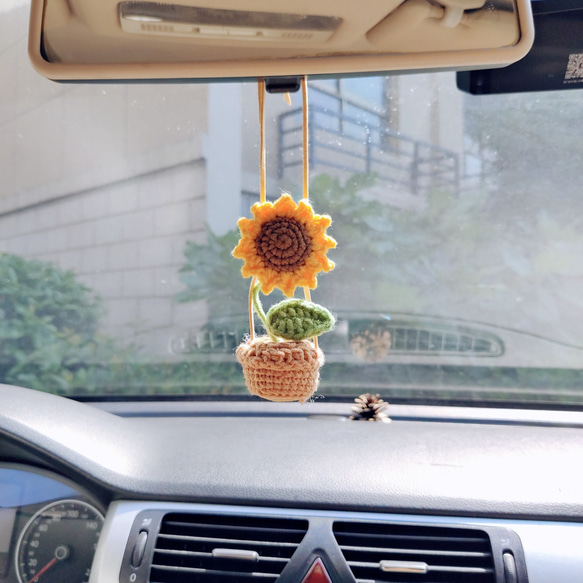 車用の手作り装飾、かぎ針編みのひまわりの植物のリアミラー吊るし装飾、車の装飾カー用品 、初めての車の贈り物 2枚目の画像