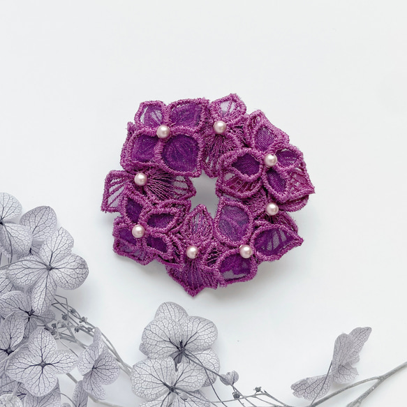 オーガンジー刺繍 紫陽花ブローチ(パープルピンク)【受注制作】 2枚目の画像