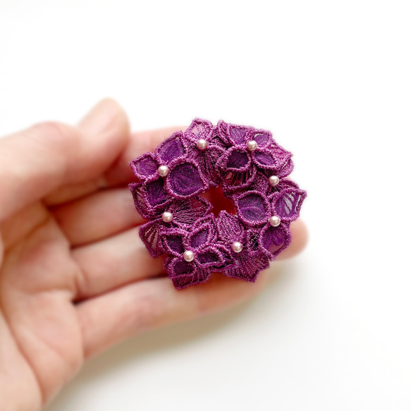 オーガンジー刺繍 紫陽花ブローチ(パープルピンク)【受注制作】 3枚目の画像