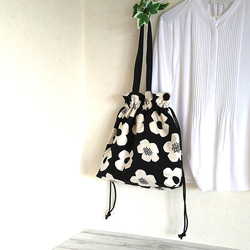 クシュっと可愛い巾着バッグ　花柄モノトーン　Ａ４トートバッグ　北欧　 5枚目の画像