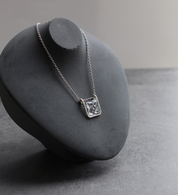 silver925｜ヴィンテージガラスの透明な花ネックレス［Aスクエア］ 5枚目の画像