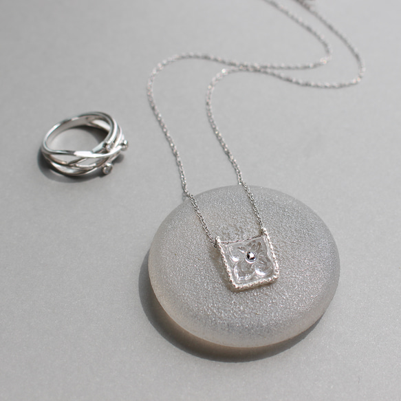 silver925｜ヴィンテージガラスの透明な花ネックレス［Aスクエア］ 8枚目の画像