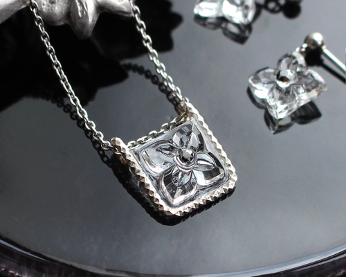 silver925｜ヴィンテージガラスの透明な花ネックレス［Aスクエア