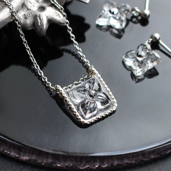silver925｜ヴィンテージガラスの透明な花ネックレス［Aスクエア］ 1枚目の画像