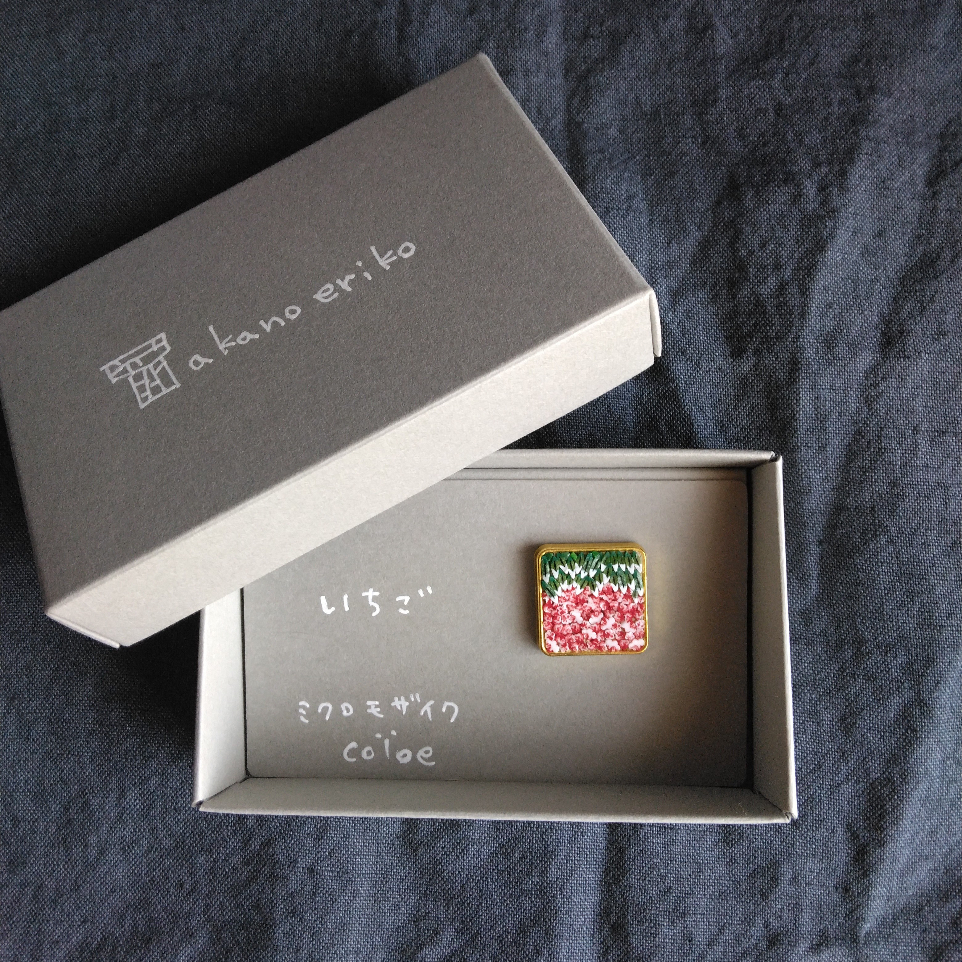 ミクロモザイク　いちご　ピンブローチ