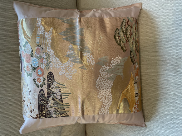 2577日本の御土産！純金箔の豪華刺繍から作った正絹クッションカバー　帯リメイク 5枚目の画像