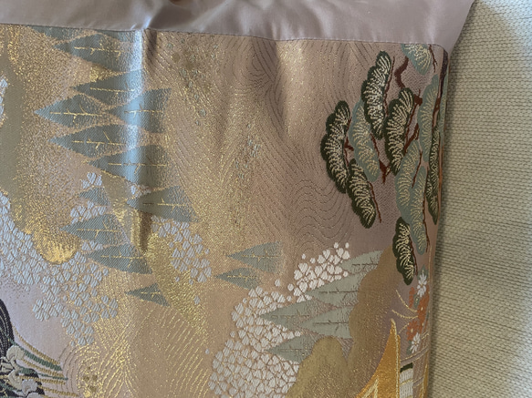 2577日本の御土産！純金箔の豪華刺繍から作った正絹クッションカバー　帯リメイク 3枚目の画像