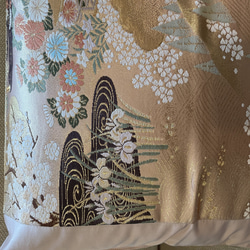 2577日本の御土産！純金箔の豪華刺繍から作った正絹クッションカバー　帯リメイク 1枚目の画像