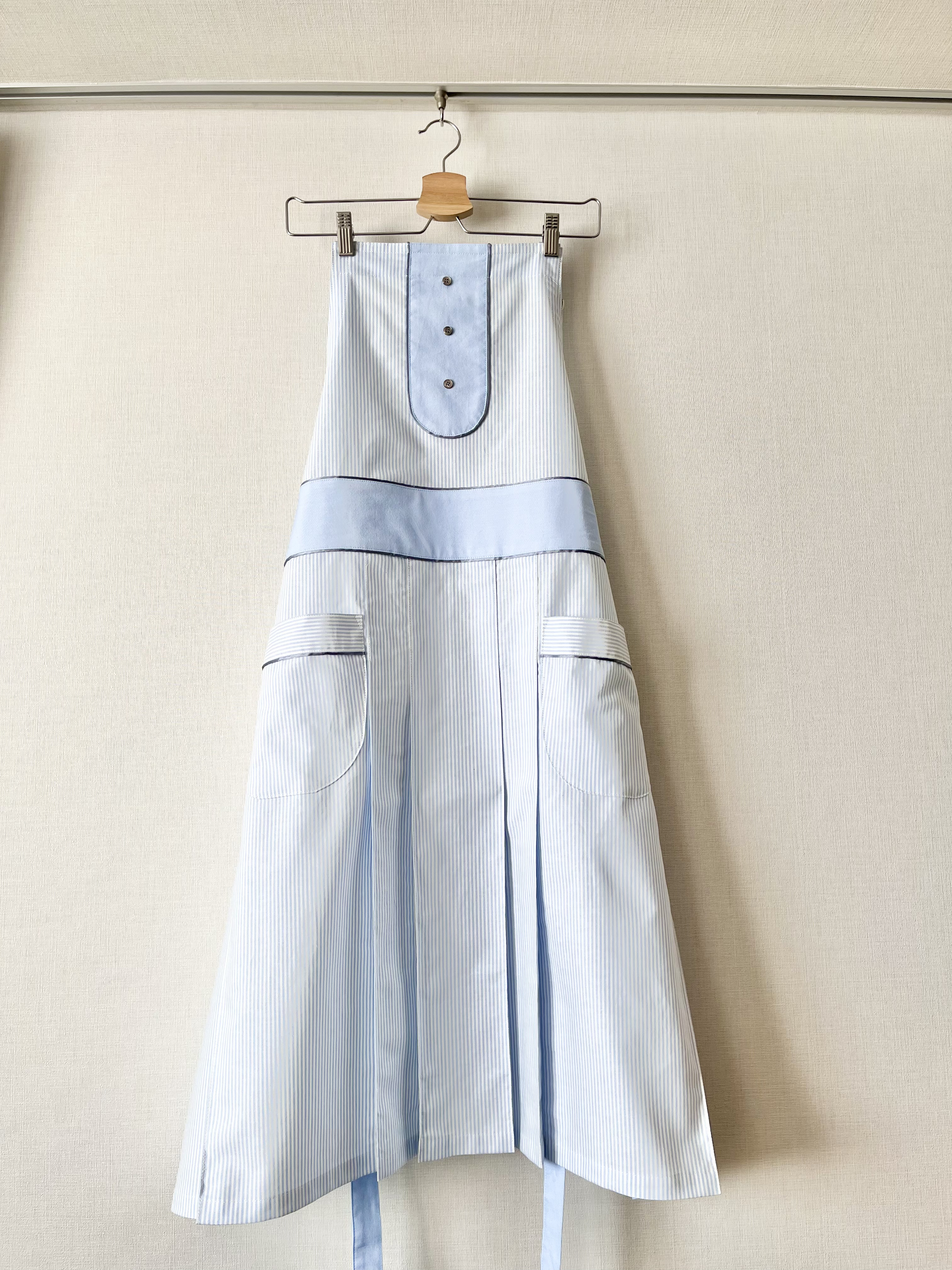 ペールブルーストライプのタックプリーツロングエプロン