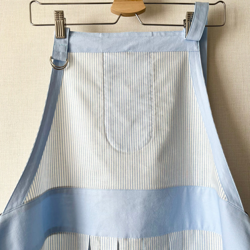 ペールブルーストライプのタックプリーツロングエプロン