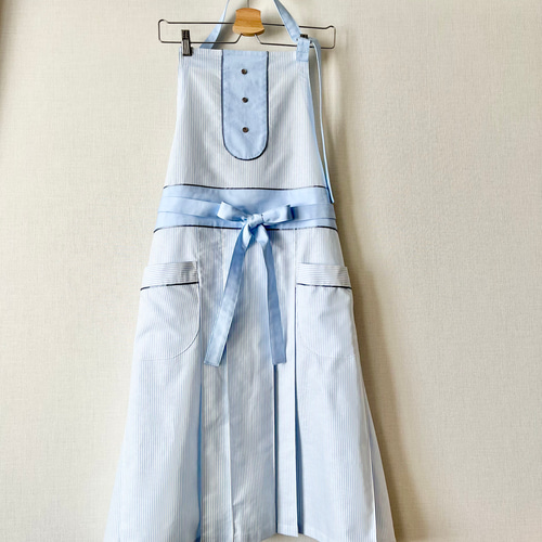 ペールブルーストライプのタックプリーツロングエプロン