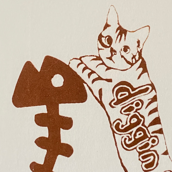 【限定セール中！】15%オフ！￥3,300→￥2,980 猫とホネ Tシャツ ホワイト 猫柄 綿100% シルクスクリー 7枚目の画像