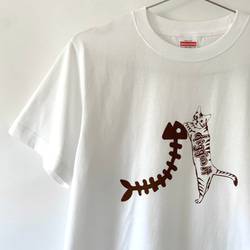 【限定セール中！】15%オフ！￥3,300→￥2,980 猫とホネ Tシャツ ホワイト 猫柄 綿100% シルクスクリー 1枚目の画像