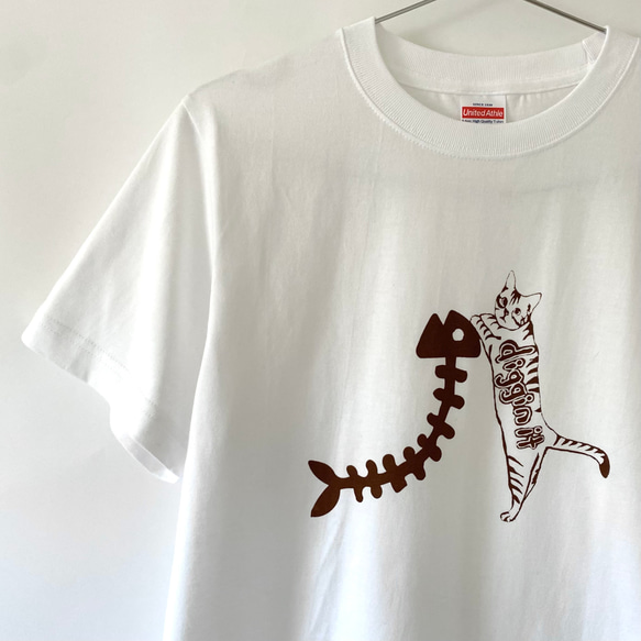 【限定セール中！】15%オフ！￥3,300→￥2,980 猫とホネ Tシャツ ホワイト 猫柄 綿100% シルクスクリー 1枚目の画像