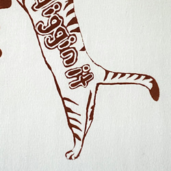 【限定セール中！】15%オフ！￥3,300→￥2,980 猫とホネ Tシャツ ホワイト 猫柄 綿100% シルクスクリー 5枚目の画像