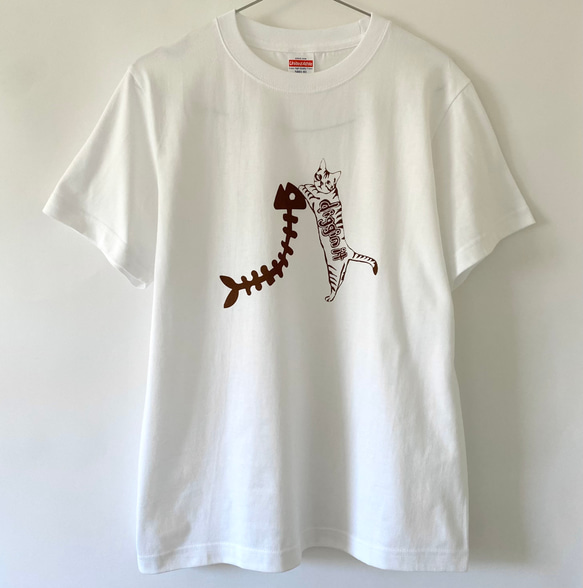 【限定セール中！】15%オフ！￥3,300→￥2,980 猫とホネ Tシャツ ホワイト 猫柄 綿100% シルクスクリー 2枚目の画像