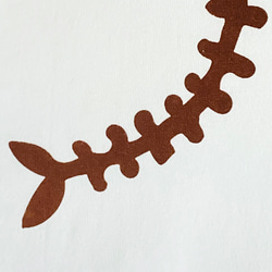 【限定セール中！】15%オフ！￥3,300→￥2,980 猫とホネ Tシャツ ホワイト 猫柄 綿100% シルクスクリー 6枚目の画像